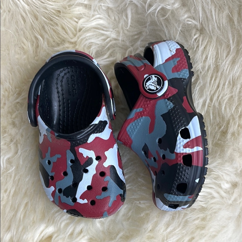 CROCS Black and Red Water Shoes with Camouflage Design for baby